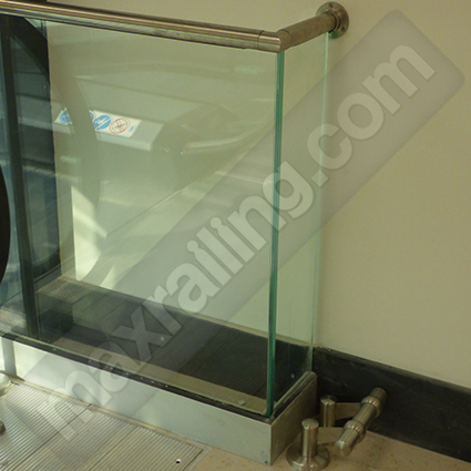 Стъклен парапет с ал. профил